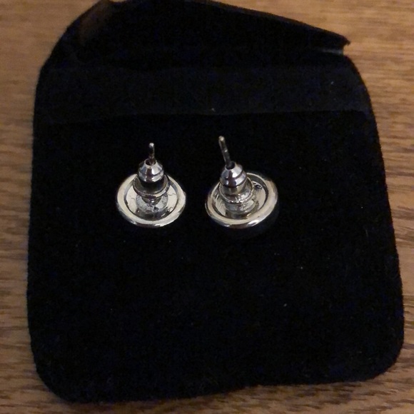 FREE w/ purchase 🩶 NEW Silver Coloured Stud Earrings - Picture 4 of 4